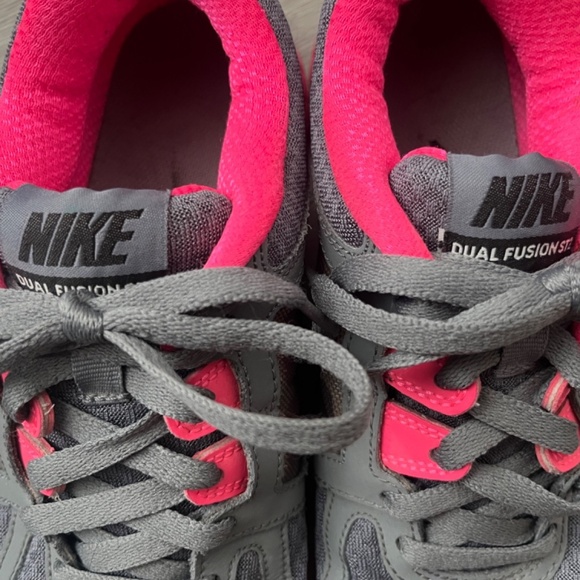Nike Women's Dual Fusion ST2 Sneakers, Gray/Hot Pink Size 7 - Picture 6 of 16